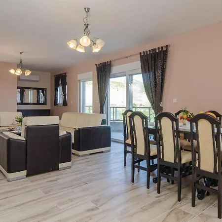 Hébergement de vacances Stunning In With Kitchen *