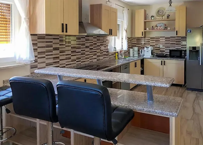 Stunning In With Kitchen 펜션