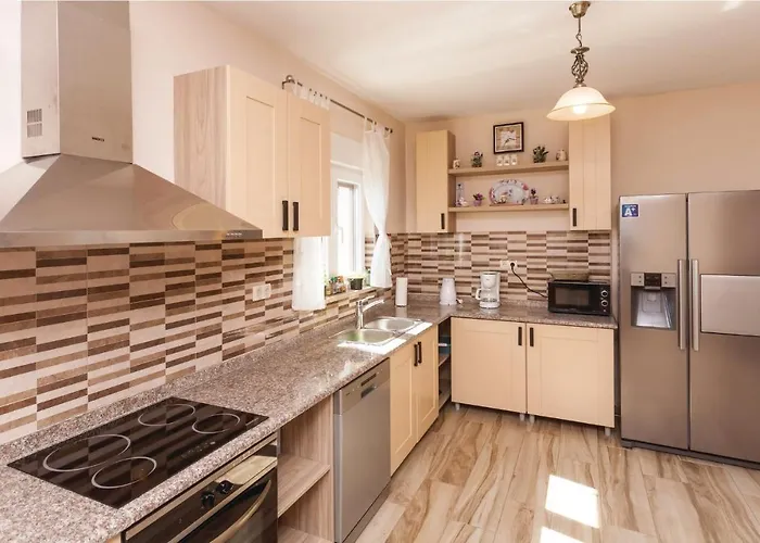 Stunning In With Kitchen 펜션